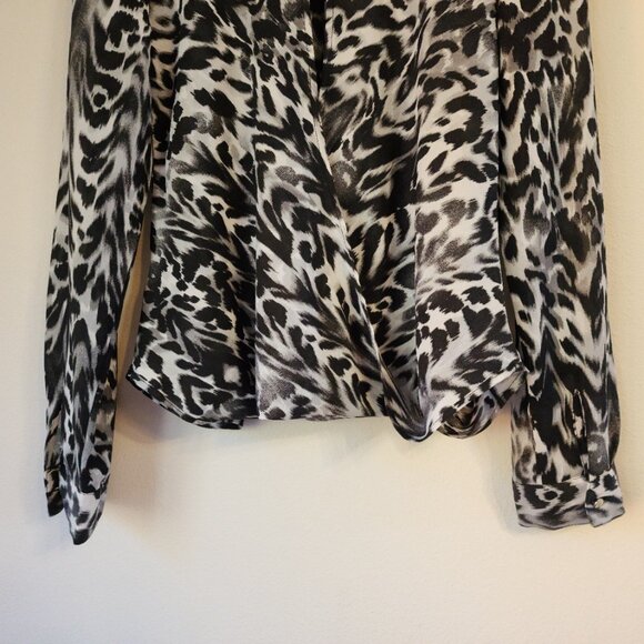 Rampage Animal Print Blouse Women M Double Wrap Top Tab Sleeve Classic Chic - Picture 15 of 16